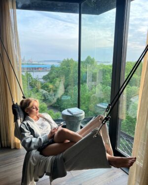 Angelique Boyer Instagram - Viajes y tiempo para hablar bonito, de esta vida, de otras vidas. Tomarnos el tiempo. 
Exacto. 
A tiempo. 
A tiempo de vivir.  Escuchar, empatizar. 
De contemplar. Abrazar sin motivos y poniendo el alma de buenas.
De silencios. 
Besos. 
Tomados de la mano. 
Gracias @sebastianrulli ❤️ 
#NY