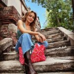 Angelique Boyer Instagram - Crónicas de una espera en la escalera que lleva MUCHOS años sintiendo pasos… AMO visitar lugares con historia 🤩ahora trabajar aquí es un sueño que se está cumpliendo cada día.. 🫶 que bendición hacer lo que uno ama y entregarlo todo ❤️‍🔥 Gracias por las 📸 @pocsita 💞 Mexico City, Mexico