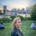 Angelique Boyer Instagram - Viajes y tiempo para hablar bonito, de esta vida, de otras vidas. Tomarnos el tiempo. Exacto. A tiempo. A tiempo de vivir. Escuchar, empatizar. De contemplar. Abrazar sin motivos y poniendo el alma de buenas. De silencios. Besos. Tomados de la mano. Gracias @sebastianrulli ❤️ #NY