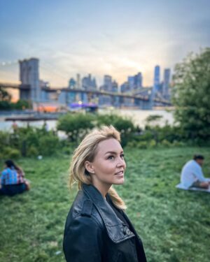 Angelique Boyer Instagram - Viajes y tiempo para hablar bonito, de esta vida, de otras vidas. Tomarnos el tiempo. 
Exacto. 
A tiempo. 
A tiempo de vivir.  Escuchar, empatizar. 
De contemplar. Abrazar sin motivos y poniendo el alma de buenas.
De silencios. 
Besos. 
Tomados de la mano. 
Gracias @sebastianrulli ❤️ 
#NY