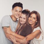 Angelique Boyer Instagram - Descubre hoy @elamorinvencible No puedo explicarles la emoción que me da ver nuevas generaciones en camino, es bello ser generoso en el set con los compañeros y con ellos es inevitable ✨🤗😍 👩‍👧‍👦GRACIAS POR TODO DREAM TEAM @isabellatena & @yosoy_emi Lo mejor esta por venir ✨🍀❤️✨ #LosTiemposdeDiossonPerfectos @juanosorio.oficial GRACIAS JUAN🫶