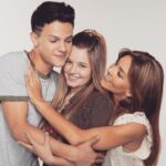 Angelique Boyer Instagram - Descubre hoy @elamorinvencible No puedo explicarles la emoción que me da ver nuevas generaciones en camino, es bello ser generoso en el set con los compañeros y con ellos es inevitable ✨🤗😍 👩‍👧‍👦GRACIAS POR TODO DREAM TEAM @isabellatena & @yosoy_emi Lo mejor esta por venir ✨🍀❤️✨ #LosTiemposdeDiossonPerfectos @juanosorio.oficial GRACIAS JUAN🫶