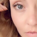 Angelique Boyer Instagram - Estamos hechos de mil otros, la ilusión es el “Yo” que pretende ser solo uno. Somos ♾️ Somos lo que hacemos en los demás ✨✨✨