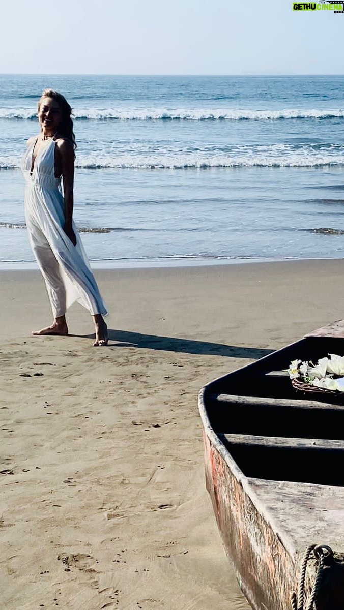 Angelique Boyer Instagram - La emoción y la adrenalina nos quitan el sueño por las noches cuando toca descansar y seguir soñando. El Corazon en la mano y el ego lejos de este proyecto, agradecida por este equipo, por cada persona que se vuelve alguien familiar cuando trabajas en lo que amas y al terminar el día vienen a tu mente y agradeces por su entrega, por resolver y sumar ideas por hacerme reír, CUIDARME y por motivarme. Por dejarme ser LEONA BRAVO ✨🙏❤️ VIAJE MAZATLÁN 🌞🌙 @juanosorio.oficial @produccion_osorio @elamorinvencible @ericmorales @adrianfoto Mazatlán Sinaloa México