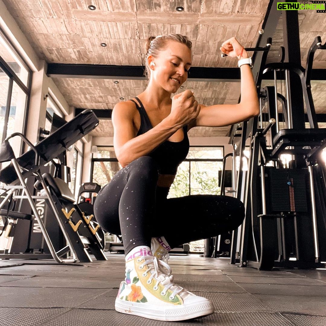 Angelique Boyer Instagram - Que difícil es retomar 😅 pero aférrate a lo que te hace bien! ¡Como a la dona este verano! 😎😉😂 ¡A darle con todo! 💋✨🏋️♀️💪✨🍀✨ Único Avandaro Hotel Boutique