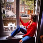 Angelique Boyer Instagram - Esa chamarra roja me recordará siempre los días de Ámsterdam y sus Amapolas 😍 caminatas de 22 km 🥴 recorriendo sin mirar la hora, los atardeceres nos sorprendían 🌅 a las 22:30 🙃🤩 que verano! ❤️ @sebastianrulli Amsterdam Netherland