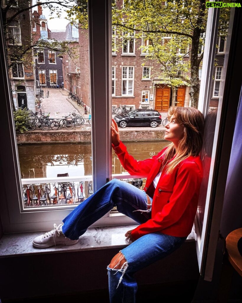 Angelique Boyer Instagram - Esa chamarra roja me recordará siempre los días de Ámsterdam y sus Amapolas 😍 caminatas de 22 km 🥴 recorriendo sin mirar la hora, los atardeceres nos sorprendían 🌅 a las 22:30 🙃🤩 que verano! ❤️ @sebastianrulli Amsterdam Netherland
