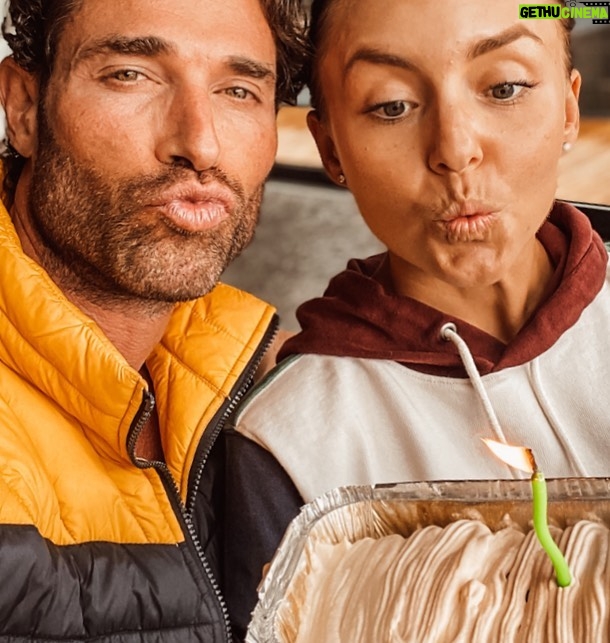 Angelique Boyer Instagram - ¡Una semana de locura! 3 aviones 3 países y cumpliendo #34 Dejo esta foto de ese momento mágico en el que expreso al universo mi gratitud ✨🙏 decretando muchos sueños 🙌✨🫶🥳🎂 soplando la velita 🎂 agradecida por todo el amor que recibí por parte de ustedes 🙏sus mensajes y muestras de cariño son invaluables ❤️✨✨🥳 ¡Vamos con todo en estos #34 ! Celebrar la vida juntos es mi mayor bendición @sebastianrulli gracias amorcito! Te amo con todo mi ser ❤️ ✨✨✨✨ Gracias @tasteeattravel por mi 🎂💞🎈 Mexico City, Mexico