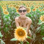 Angelique Boyer Instagram - Último día de #33 años Que año tan bello, muy agradecida por lo vivido, aprendiendo a disfrutar más de los pequeños detalles, lo que realmente es valioso, madurar en muchos sentidos y al crecer recordar que lo mejor es alimentar esa niña interna, sin juicios ni prejuicios, sin expectativas, más adaptable y positiva con la circunstancias, no parar de avanzar y sobre todo; no depender de nada y que nadie tenga que cargar con mi proceso. Gracias a los que me acompañan en esta vida, que están en mi camino y se quedan ✨ a los que vienen y me enseñan, a los que se van y me enseñan también✨❤️ Gratitud por lo aprendido, por lo recibido. Vamos por este nuevo año con todo! 🫶🎂✨♋️🪬🍀🫀🌻 Mexico City, Mexico