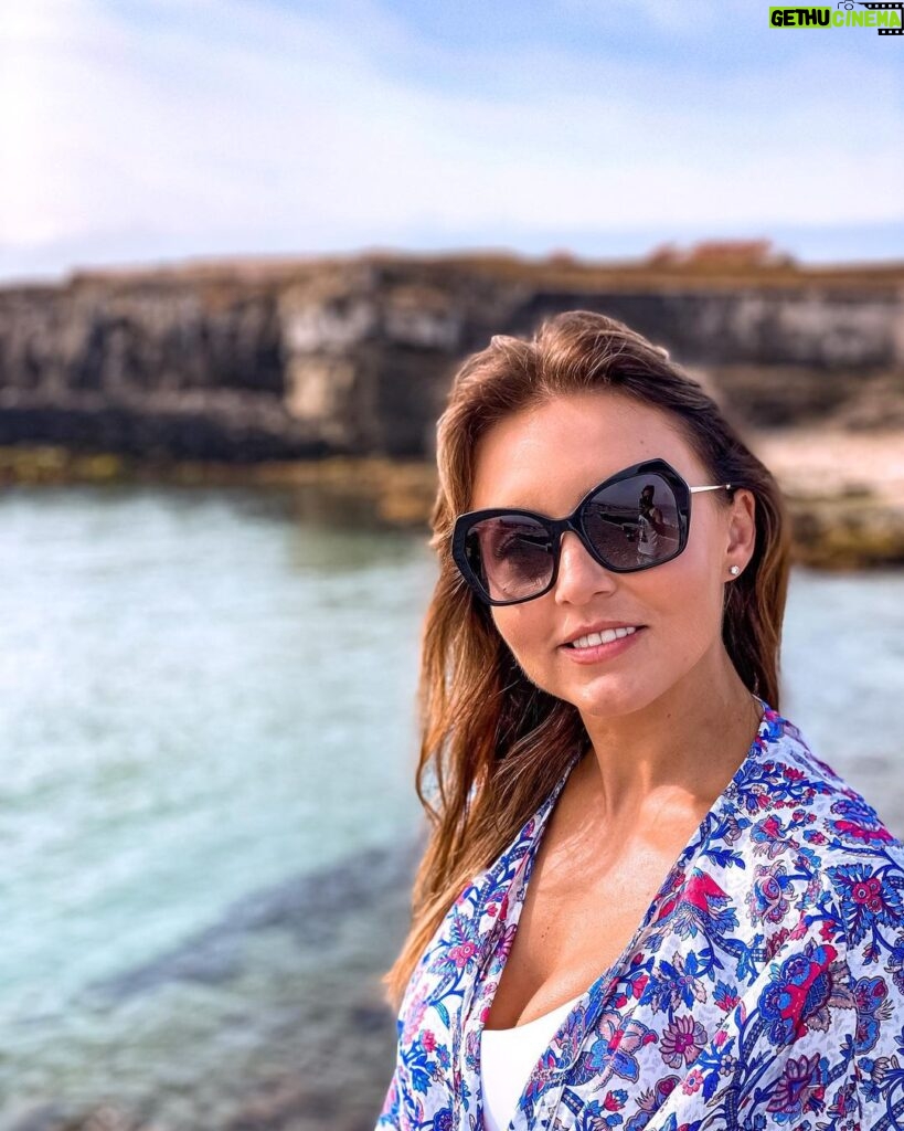 Angelique Boyer Instagram - Tarifa que lugar 🫶 Gracias @sebastianrulli por estas vacaciones que se quedan en mi corazón ✨❤️✨ Tarifa - Southest Point Of Europe