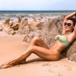 Angelique Boyer Instagram - Todos nacemos felices. Por el camino se nos ensucia la vida, pero podemos limpiarla. La felicidad no es exuberante ni bulliciosa, como el placer o la alegría. Es silenciosa, tranquila, suave, es un estado de satisfacción que empieza por amarse a uno mismo. La gran Isabel Allende Piscinas Naturales De Bolonia