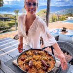 Angelique Boyer Instagram - ¡Todos a la mesa! Hoy cocine paella como me enseñó mi suegra 🥘 A dar amor y cerrar con broche de oro estas vacaciones, lo escribo y siento mariposas 🦋🤗😬😱 IN LAK ' ECH