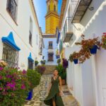Angelique Boyer Instagram - Estepona “La Bella” Hecha de concha y coral. Cada día me sorprendes más, tu naturaleza me hace sonreír y conectar. ✨ Estepona Marbella