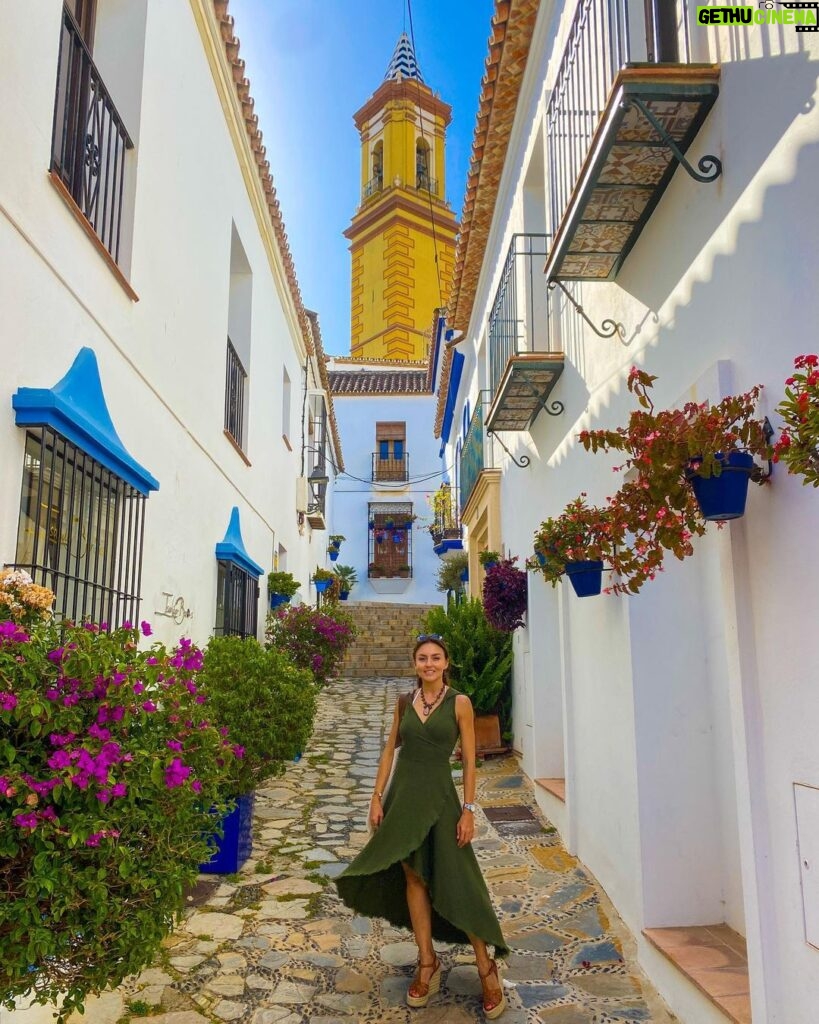 Angelique Boyer Instagram - Estepona “La Bella” Hecha de concha y coral. Cada día me sorprendes más, tu naturaleza me hace sonreír y conectar. ✨ Estepona Marbella