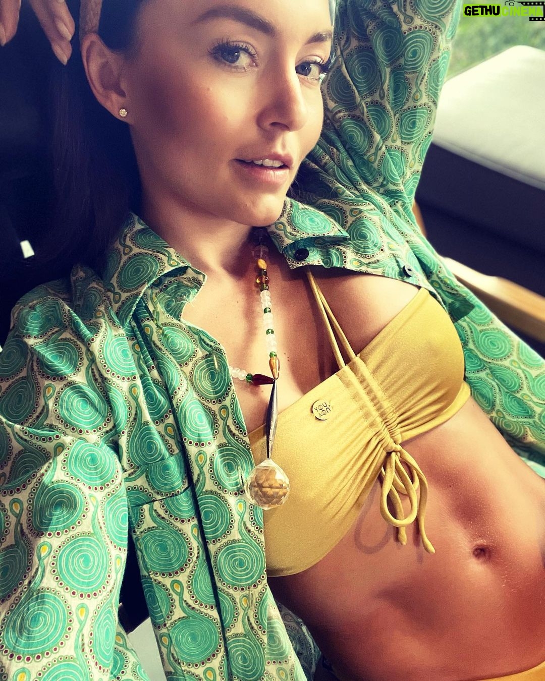 Angelique Boyer Instagram - ¿Vienes sola? -No, vengo con mi niña interior, mi yo superior, mis maestros ascendidos y mis demonios internos. Nos gusta andar en banda. ✨✨✨✨ Un viaje sin planear, rodeada de paz y naturaleza. Me invade la gratitud. Una burbuja que hace mucho bien al alma, en una realidad mundial/nacional muy diferente muy triste. Deseando todos logremos conectar con amor verdadero, ese sincero que da paz. 🗺✨✨✨❤️ El Mejor País Del Mundo