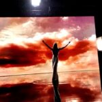 Angelique Boyer Instagram - Es difícil conciliar el sueño con tanta adrenalina al final de día. El corazón late al ritmo de ♾️ gratitud. Con el corazón en la mano y a flor de piel sintiendo a Leona Bravo. PRÓXIMAMENTE @elamorinvencible Mi Mundo Mágico