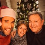 Angelique Boyer Instagram - Felíz Navidad 🎄 con todo nuestro Amor!!! Muchas bendiciones para ustedes y sus seres queridos ♥️♥️♥️. Agradecidos con el Amor y muestras de cariños que nos dan, detalles que nos hacen llegar y sonrisas de emoción que nos provocan. Los amamos. #navidad2022 #merrychristmas #fiesta #familia Navidad con Amor