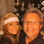 Angelique Boyer Instagram - Felíz Navidad 🎄 con todo nuestro Amor!!! Muchas bendiciones para ustedes y sus seres queridos ♥️♥️♥️. Agradecidos con el Amor y muestras de cariños que nos dan, detalles que nos hacen llegar y sonrisas de emoción que nos provocan. Los amamos. #navidad2022 #merrychristmas #fiesta #familia Navidad con Amor