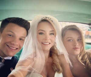 Angelique Boyer Instagram - @elamorinvencible un proyecto que me enseño muchísimo. Una historia que nos quitaba el sueño de tanta emoción, cada situación nos llevaba a desafíos increíbles. GRATITUD fue un sentimiento constante por las personas que me rodeaban POR ESE AMOR QUE ME DIERON GRACIAS ❤️ compañeros de años y muchos nuevos a quienes agradezco conocer y deseo reencontrar en el camino. Una nueva generación me conmovió en el set GRACIAS POR CONECTAR ✨ a @juanosorio.oficial y su GRAN EQUIPO a todos los escritores y también a @produccion_osorio GRACIAS POR LEONA BRAVO  que junto con mis directores creamos una mujer que rompió con todos los estereotipos de lo que debe ser una mujer ante la sociedad para ser feliz y sentirse plena. Un amor invencible termina hoy al aire 🫶 GRACIAS AL PÚBLICO por interactuar y por todo el apoyo. Ahora pueden disfrutarla por @vix