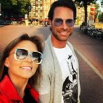Angelique Boyer Instagram - Esa chamarra roja me recordará siempre los días de Ámsterdam y sus Amapolas 😍 caminatas de 22 km 🥴 recorriendo sin mirar la hora, los atardeceres nos sorprendían 🌅 a las 22:30 🙃🤩 que verano! ❤️ @sebastianrulli Amsterdam Netherland