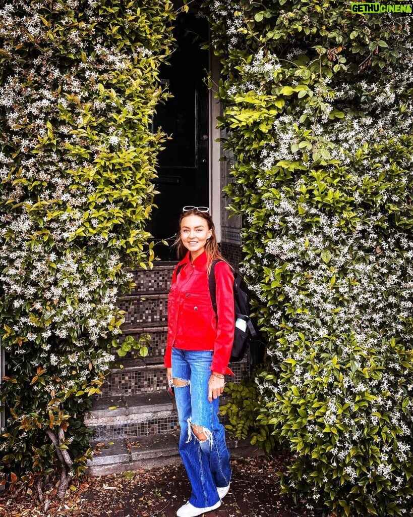 Angelique Boyer Instagram - Esa chamarra roja me recordará siempre los días de Ámsterdam y sus Amapolas 😍 caminatas de 22 km 🥴 recorriendo sin mirar la hora, los atardeceres nos sorprendían 🌅 a las 22:30 🙃🤩 que verano! ❤️ @sebastianrulli Amsterdam Netherland