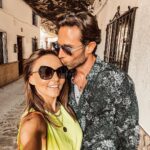 Angelique Boyer Instagram - Vida de mi amor @sebastianrulli ¡MUY FELIZ CUMPLEAÑOS! Hoy muchos celebramos tu existencia 🥳✨🎂✨ que todos tus deseos se cumplan ✨🙌❤️ que bendición amanecer a tu lado 😍 y que alegría me provoca este día 🥳🤗 porque nació el ser que más feliz me hace, yo sé que es tu cumpleaños pero el regalo eres tú para nosotros. Amo tu personalidad, la manera en que sobrepasas las situaciones difíciles. Amo a tu familia. Lo positivo que eres. Amo esa sonrisa después de un beso, cuando nuestras miradas se encuentran y me haces vibrar, también cuando cantas, si cuando cantas 🤣 cuando nos preparas un asado y cuando me haces llorar de la risa y alburearte es tan divertido, amo lo auténtico y libre que eres! Las locuras que hacemos, amo imaginar mi vida contigo! Te amo con todas mis fuerzas! Que venga una vuelta al sol muy bendecida! ✨🙌🍀❤️ Feliz cumple amor :) ♥