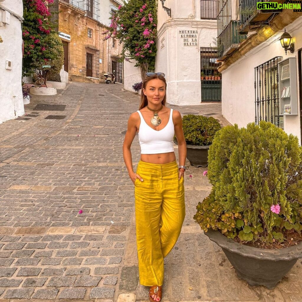 Angelique Boyer Instagram - Las mejores vitaminas; amor, besos y caricias. 🥰🫶✨💋 A vivir Vejer de la Frontera, Spain