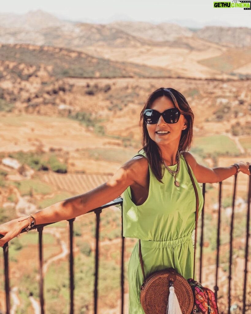 Angelique Boyer Instagram - Andalucía me estoy enamorando de ti 💚 Ronda y Setenil de las Bodegas ✨ que lindo la pasamos, que paisajes 😍