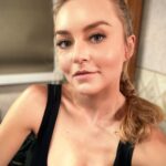 Angelique Boyer Instagram - Leona me tiene muy movida, un personaje que me ha dado muchas aventuras. Largas jornadas con compañeros increíbles a mi alrededor, profesionales que nos hacen sentir héroes y el TEAM que hacen mis días más divertidos! Empieza la cuenta regresiva del final 😱🫣🫢🥺