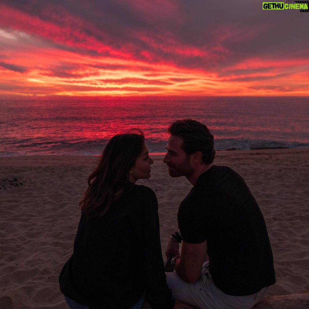 Angelique Boyer Instagram - Mundo feliz #sanvalentin les deseo mucho amor ✨✨🙌 que las relaciones humanas sean más sanas 🙌les deseo amigos de hermandad ✨ y un amor que les enseñe a amarse profundamente y que juntos sean los mejores compañeros de vida 💞✨ ¡Vida de mi amor! Mi amor bonito, que bendición amarte y sentir tanta paz ✨❤️✨ mirarte y hacerte sonreír y reír juntos, besarte amarte, valorarte, sentirte a flor a de piel, mi ciencia conocerte, cuidarte adorarte, apapacharte! Mi amor hermoso contigo quiero envejecer! Hoy y cada día Te amo ❤️ @sebastianrulli Gracias por capturar estos momentos @nickinthematrix ✨❤️✨