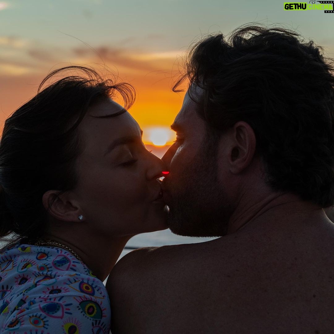 Angelique Boyer Instagram - Mundo feliz #sanvalentin les deseo mucho amor ✨✨🙌 que las relaciones humanas sean más sanas 🙌les deseo amigos de hermandad ✨ y un amor que les enseñe a amarse profundamente y que juntos sean los mejores compañeros de vida 💞✨ ¡Vida de mi amor! Mi amor bonito, que bendición amarte y sentir tanta paz ✨❤️✨ mirarte y hacerte sonreír y reír juntos, besarte amarte, valorarte, sentirte a flor a de piel, mi ciencia conocerte, cuidarte adorarte, apapacharte! Mi amor hermoso contigo quiero envejecer! Hoy y cada día Te amo ❤️ @sebastianrulli Gracias por capturar estos momentos @nickinthematrix ✨❤️✨