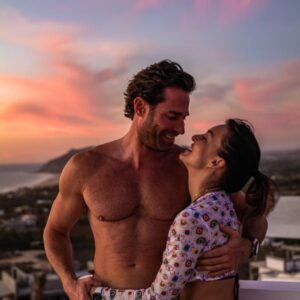 Angelique Boyer Instagram - Mundo feliz #sanvalentin les deseo mucho amor ✨✨🙌 que las relaciones humanas sean más sanas 🙌les deseo amigos de hermandad ✨ y un amor que les enseñe a amarse profundamente y que juntos sean los mejores compañeros de vida 💞✨ ¡Vida de mi amor! Mi amor bonito, que bendición amarte y sentir tanta paz ✨❤️✨ mirarte y hacerte sonreír y reír juntos, besarte amarte, valorarte, sentirte a flor a de piel, mi ciencia conocerte, cuidarte adorarte, apapacharte! Mi amor hermoso contigo quiero envejecer! Hoy y cada día Te amo ❤️ @sebastianrulli Gracias por capturar estos momentos @nickinthematrix ✨❤️✨