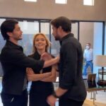 Angelique Boyer Instagram - Aquí peleándonos por la cara bonita de Leona, David Y Gael luchando por su amor jaja al mejor estilo del nuevo trend de #ysimeenamoro Canción que hice junto a @carlos_baute Suban sus vídeos con el audio y estaré subiendo los mejores. Que les parece un meet & greet ? 🚀🚀🚀 @angeliqueboyer @danilocarrerah #galeonas #davileonas 🎶🚀 OJO ACLARO Q ESTO ES BROMA JAJA No quiero @sebastianrulli llegue y nos mande a la luna a Danilo y a mi de un 👊🏻 ESCUCHA LA CANCIÓN COMPLETA EN SPOTIFY Y MIRA EL VIDEO EN EL LINK DE MI PERFIL 🚀🎶🎥