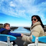 Angelique Boyer Instagram - ¡Que viaje tan maravilloso! Veo estas fotos que ahora son #tbt y me encantaría expresarles todo lo que sentí en esos momentos. Me desconecté de las redes del teléfono y disfruté del presente, del lugar y la compañía. Ver a mi hermano y su familia creciendo y cumpliendo sueños 🤩 Cada viaje más adultos 😅 más cercanos 💞 Esos pedacitos de amor son mis sobrinos Morgan de 5 y Chloé de 2 🥰 Gracias @nonophot y #Claire por estos increíbles días juntos. Verte en tu propio restaurante 👏 socio con tu mejor amigo y toda la familia unida es una gran satisfacción, estoy orgullosa de ti hermano 🤩 deseo seguir compartiendo lo hermoso de la vida 🥰 La distancia a veces no nos deja disfrutar de tantas cosas que vi estos días juntos ✨✨🥰 ya los extraño mucho! Ser tía me hace muy feliz 😃 los amo ❤️ #viaje2021 #porfinviajamos #quebonitoesviajar #recuerdos Avec Ma Famille