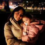 Angelique Boyer Instagram - ¡Que viaje tan maravilloso! Veo estas fotos que ahora son #tbt y me encantaría expresarles todo lo que sentí en esos momentos. Me desconecté de las redes del teléfono y disfruté del presente, del lugar y la compañía. Ver a mi hermano y su familia creciendo y cumpliendo sueños 🤩 Cada viaje más adultos 😅 más cercanos 💞 Esos pedacitos de amor son mis sobrinos Morgan de 5 y Chloé de 2 🥰 Gracias @nonophot y #Claire por estos increíbles días juntos. Verte en tu propio restaurante 👏 socio con tu mejor amigo y toda la familia unida es una gran satisfacción, estoy orgullosa de ti hermano 🤩 deseo seguir compartiendo lo hermoso de la vida 🥰 La distancia a veces no nos deja disfrutar de tantas cosas que vi estos días juntos ✨✨🥰 ya los extraño mucho! Ser tía me hace muy feliz 😃 los amo ❤️ #viaje2021 #porfinviajamos #quebonitoesviajar #recuerdos Avec Ma Famille