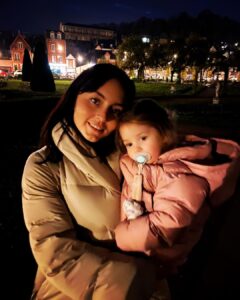 Angelique Boyer Instagram - ¡Que viaje tan maravilloso! Veo estas fotos que ahora son #tbt y me encantaría expresarles todo lo que sentí en esos momentos. Me desconecté de las redes del teléfono y disfruté del presente, del lugar y la compañía. Ver a mi hermano y su familia creciendo y cumpliendo sueños 🤩 Cada viaje más adultos 😅 más cercanos 💞 Esos pedacitos de amor son mis sobrinos Morgan de 5 y Chloé de 2 🥰 Gracias @nonophot y #Claire por estos increíbles días juntos. Verte en tu propio restaurante 👏 socio con tu mejor amigo y toda la familia unida es una gran satisfacción, estoy orgullosa de ti hermano 🤩 deseo seguir compartiendo lo hermoso de la vida 🥰 La distancia a veces no nos deja disfrutar de tantas cosas que vi estos días juntos ✨✨🥰 ya los extraño mucho! Ser tía me hace muy feliz 😃 los amo ❤️ #viaje2021 #porfinviajamos #quebonitoesviajar #recuerdos Avec Ma Famille