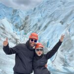 Angelique Boyer Instagram - Mundo 🗺️ Hablemos del Perito Moreno. Uno de los glaciares más famosos y generosos, es de fácil acceso a diferencia de todos los demás, puedes verlo desde unas rampas que hay en el parque y sentir que lo tocas y ver los desprendimientos de hielo que tiene constantemente y más en esta época, también puedes ir en barco y gozar de sus 60 metros sobre el nivel del agua 😱 y lo mejor de todo es que también puedes caminar sobre el y eso es algo invaluable, un sueño hecho realidad 👏👏✨🙌😱 se los recomiendo muchísimo 🫶 por suerte organizamos que nos llevarán y todo fluyó súper bien, además de toda la información que nos brindan y es algo que también recomiendo, tener información es más valioso 😉 Los parques son ejemplares 😲🤤 y también veo turistas muy consientes, cuidadosos y respetuosos 👏👏👏 Realmente cada paso vale para llegar a estos lugares, a esto le llamo viajar y vivir! No dejen de ver en el mapa y de darse la oportunidad de descubrir más sobre lo que realmente es valioso! Le deseo un feliz inicio de semana, yo sigo muy impresionada y agradecida con lo que mis sentidos están experimentando!! A gozar! Pronto les cuento de un lugar que muy pocos conocen… vamos a ponerlos de moda 🤗😉 Glaciar Perito Moreno