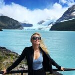Angelique Boyer Instagram - ¡MUNDO! Tengo que ir por partes para poder recomendarles y contarles lo que mis ojos han visto! Estoy impactada con poder viajar a esta parte del mundo, sin duda el destino más virgen que he conocido… y por lo mismo me gustaría guardarlo como un secreto por que me doy cuenta que donde menos humanos hay la perfección de la naturaleza hace que a cualquiera se le salgan las lágrimas de felicidad, que afortunados somos y por eso todos deberíamos conocer esto para valorar más y cuidar lo que somos humanos!!! Tienen que ir si o si a EL CALAFATE Tiene aeropuerto, desde el 2020 Todos los que viven allí son muy amables y tienen un compromiso grande al cuidar todo lo que los rodea que es tan valioso, el primer día conocimos el Glaciar Spegazzini tiene una superficie de 134 km² y un ancho promedio de 1,5 km. Su frente alcanza los 135 m, convirtiéndolo en el más alto del parque nacional Los Glaciares 🇦🇷 Para llegar a él hay excursiones desde Puerto Bandera, es un hermoso recorrido y también conoces el glaciar Upsala y glaciar Seco… Imponentes!! Ahora quiero conocer todos los glaciares del sur 😍 una pasión que estoy descubriendo a tu lado mi cielo @sebastianrulli amo viajar contigo todo es una aventura! Vamos por más 👏👏✨🍀🙌🇦🇷 Glaciar Spagazzini