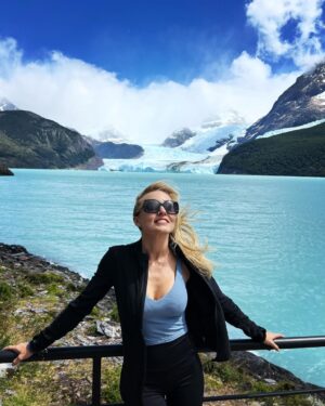 Angelique Boyer Instagram - ¡MUNDO! Tengo que ir por partes para poder recomendarles y contarles lo que mis ojos han visto! Estoy impactada con poder  viajar a esta parte del mundo, sin duda el destino más virgen que he conocido… y por lo mismo me gustaría guardarlo como un secreto por que me doy cuenta que donde menos humanos hay la perfección de la naturaleza hace que a cualquiera se le salgan las lágrimas de felicidad, que afortunados somos y por eso todos deberíamos conocer esto para valorar más y cuidar lo que somos humanos!!! 

Tienen que ir si o si a EL CALAFATE 
Tiene aeropuerto, desde el 2020 
Todos los que viven allí son muy amables y tienen un compromiso grande al cuidar todo lo que los rodea que es tan valioso, el primer día conocimos  el Glaciar Spegazzini tiene una superficie de 134 km² y un ancho promedio de 1,5 km. Su frente  alcanza los 135 m, convirtiéndolo en el más alto del parque nacional Los Glaciares 🇦🇷 Para llegar a él hay excursiones desde Puerto Bandera, es un hermoso recorrido y también conoces el glaciar Upsala y glaciar Seco… Imponentes!! Ahora quiero conocer todos los glaciares del sur 😍 una pasión que estoy descubriendo a tu lado mi cielo @sebastianrulli amo viajar contigo todo es una aventura! Vamos por más 👏👏✨🍀🙌🇦🇷