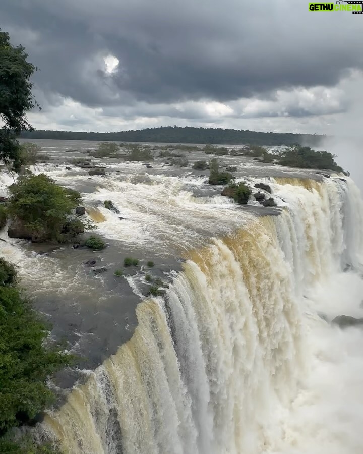 Angelique Boyer Instagram - TBT Una maravilla natural del mundo 🗺️ ☑️ Un lugar que une 3 fronteras de países que amo! Argentina 🇦🇷 Brasil 🇧🇷 y Paraguay 🇵🇾 Ahora conozco los 3 un poquito, vamos por mas 🙌 Iguazú en Guaraní AGUA GRANDE ✨🙌 La pasamos increíble 🫶👏🌟 Cataratas del Iguazu, Argentina