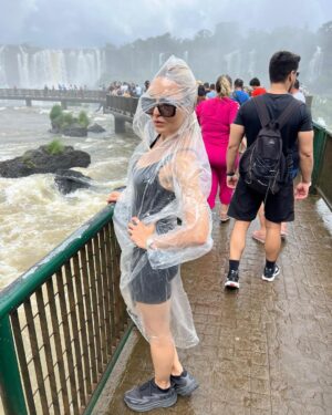 Angelique Boyer Instagram - TBT Una maravilla natural del mundo 🗺️ ☑️ 
Un lugar que une 3 fronteras de países que amo! 
Argentina 🇦🇷 Brasil 🇧🇷 y Paraguay 🇵🇾 
Ahora conozco los 3 un poquito, vamos por mas 🙌 

Iguazú en Guaraní  AGUA GRANDE ✨🙌 
La pasamos increíble 🫶👏🌟