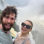 Angelique Boyer Instagram – TBT Una maravilla natural del mundo 🗺️ ☑️ 
Un lugar que une 3 fronteras de países que amo! 
Argentina 🇦🇷 Brasil 🇧🇷 y Paraguay 🇵🇾 
Ahora conozco los 3 un poquito, vamos por mas 🙌 

Iguazú en Guaraní  AGUA GRANDE ✨🙌 
La pasamos increíble 🫶👏🌟 Cataratas del Iguazu, Argentina