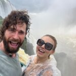Angelique Boyer Instagram - TBT Una maravilla natural del mundo 🗺️ ☑️ Un lugar que une 3 fronteras de países que amo! Argentina 🇦🇷 Brasil 🇧🇷 y Paraguay 🇵🇾 Ahora conozco los 3 un poquito, vamos por mas 🙌 Iguazú en Guaraní AGUA GRANDE ✨🙌 La pasamos increíble 🫶👏🌟 Cataratas del Iguazu, Argentina