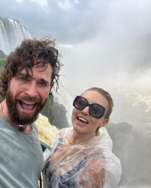 Angelique Boyer Instagram - TBT Una maravilla natural del mundo 🗺️ ☑️ 
Un lugar que une 3 fronteras de países que amo! 
Argentina 🇦🇷 Brasil 🇧🇷 y Paraguay 🇵🇾 
Ahora conozco los 3 un poquito, vamos por mas 🙌 

Iguazú en Guaraní  AGUA GRANDE ✨🙌 
La pasamos increíble 🫶👏🌟