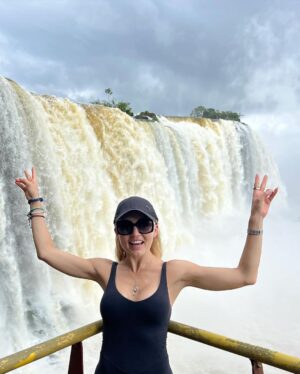 Angelique Boyer Instagram - TBT Una maravilla natural del mundo 🗺️ ☑️ 
Un lugar que une 3 fronteras de países que amo! 
Argentina 🇦🇷 Brasil 🇧🇷 y Paraguay 🇵🇾 
Ahora conozco los 3 un poquito, vamos por mas 🙌 

Iguazú en Guaraní  AGUA GRANDE ✨🙌 
La pasamos increíble 🫶👏🌟