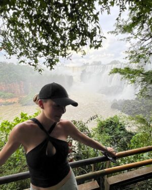 Angelique Boyer Instagram - TBT Una maravilla natural del mundo 🗺️ ☑️ 
Un lugar que une 3 fronteras de países que amo! 
Argentina 🇦🇷 Brasil 🇧🇷 y Paraguay 🇵🇾 
Ahora conozco los 3 un poquito, vamos por mas 🙌 

Iguazú en Guaraní  AGUA GRANDE ✨🙌 
La pasamos increíble 🫶👏🌟