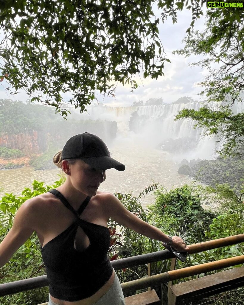 Angelique Boyer Instagram - TBT Una maravilla natural del mundo 🗺️ ☑️ Un lugar que une 3 fronteras de países que amo! Argentina 🇦🇷 Brasil 🇧🇷 y Paraguay 🇵🇾 Ahora conozco los 3 un poquito, vamos por mas 🙌 Iguazú en Guaraní AGUA GRANDE ✨🙌 La pasamos increíble 🫶👏🌟 Cataratas del Iguazu, Argentina