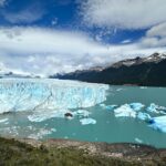 Angelique Boyer Instagram - Mundo 🗺️ Hablemos del Perito Moreno. Uno de los glaciares más famosos y generosos, es de fácil acceso a diferencia de todos los demás, puedes verlo desde unas rampas que hay en el parque y sentir que lo tocas y ver los desprendimientos de hielo que tiene constantemente y más en esta época, también puedes ir en barco y gozar de sus 60 metros sobre el nivel del agua 😱 y lo mejor de todo es que también puedes caminar sobre el y eso es algo invaluable, un sueño hecho realidad 👏👏✨🙌😱 se los recomiendo muchísimo 🫶 por suerte organizamos que nos llevarán y todo fluyó súper bien, además de toda la información que nos brindan y es algo que también recomiendo, tener información es más valioso 😉 Los parques son ejemplares 😲🤤 y también veo turistas muy consientes, cuidadosos y respetuosos 👏👏👏 Realmente cada paso vale para llegar a estos lugares, a esto le llamo viajar y vivir! No dejen de ver en el mapa y de darse la oportunidad de descubrir más sobre lo que realmente es valioso! Le deseo un feliz inicio de semana, yo sigo muy impresionada y agradecida con lo que mis sentidos están experimentando!! A gozar! Pronto les cuento de un lugar que muy pocos conocen… vamos a ponerlos de moda 🤗😉 Glaciar Perito Moreno