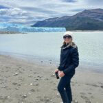 Angelique Boyer Instagram - Mundo 🗺️ Hablemos del Perito Moreno. Uno de los glaciares más famosos y generosos, es de fácil acceso a diferencia de todos los demás, puedes verlo desde unas rampas que hay en el parque y sentir que lo tocas y ver los desprendimientos de hielo que tiene constantemente y más en esta época, también puedes ir en barco y gozar de sus 60 metros sobre el nivel del agua 😱 y lo mejor de todo es que también puedes caminar sobre el y eso es algo invaluable, un sueño hecho realidad 👏👏✨🙌😱 se los recomiendo muchísimo 🫶 por suerte organizamos que nos llevarán y todo fluyó súper bien, además de toda la información que nos brindan y es algo que también recomiendo, tener información es más valioso 😉 Los parques son ejemplares 😲🤤 y también veo turistas muy consientes, cuidadosos y respetuosos 👏👏👏 Realmente cada paso vale para llegar a estos lugares, a esto le llamo viajar y vivir! No dejen de ver en el mapa y de darse la oportunidad de descubrir más sobre lo que realmente es valioso! Le deseo un feliz inicio de semana, yo sigo muy impresionada y agradecida con lo que mis sentidos están experimentando!! A gozar! Pronto les cuento de un lugar que muy pocos conocen… vamos a ponerlos de moda 🤗😉 Glaciar Perito Moreno