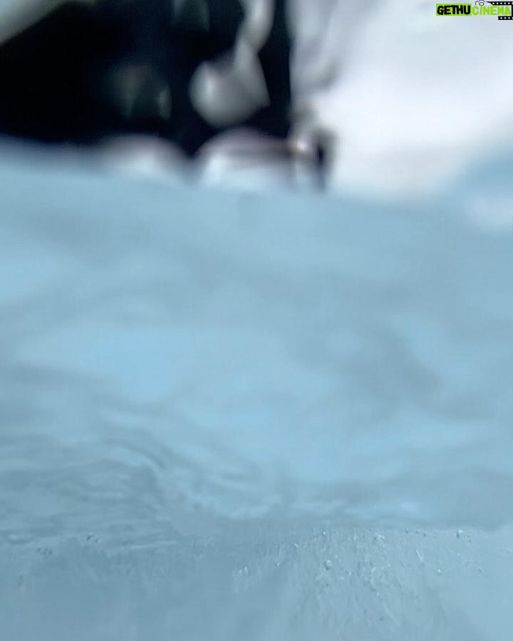 Angelique Boyer Instagram - Mundo 🗺️ Hablemos del Perito Moreno. Uno de los glaciares más famosos y generosos, es de fácil acceso a diferencia de todos los demás, puedes verlo desde unas rampas que hay en el parque y sentir que lo tocas y ver los desprendimientos de hielo que tiene constantemente y más en esta época, también puedes ir en barco y gozar de sus 60 metros sobre el nivel del agua 😱 y lo mejor de todo es que también puedes caminar sobre el y eso es algo invaluable, un sueño hecho realidad 👏👏✨🙌😱 se los recomiendo muchísimo 🫶 por suerte organizamos que nos llevarán y todo fluyó súper bien, además de toda la información que nos brindan y es algo que también recomiendo, tener información es más valioso 😉 Los parques son ejemplares 😲🤤 y también veo turistas muy consientes, cuidadosos y respetuosos 👏👏👏 Realmente cada paso vale para llegar a estos lugares, a esto le llamo viajar y vivir! No dejen de ver en el mapa y de darse la oportunidad de descubrir más sobre lo que realmente es valioso! Le deseo un feliz inicio de semana, yo sigo muy impresionada y agradecida con lo que mis sentidos están experimentando!! A gozar! Pronto les cuento de un lugar que muy pocos conocen… vamos a ponerlos de moda 🤗😉 Glaciar Perito Moreno